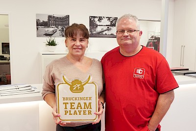 Überraschung für Jeannette Eberz: Kollege Hubert Greven hat sie zur Brückinger Teamplayerin geehrt.